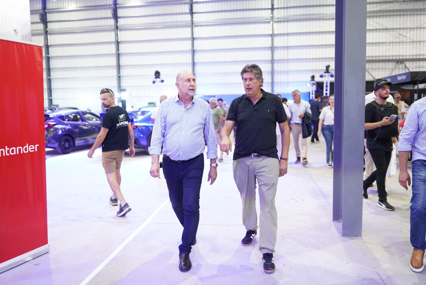 Roly Santacroce recibío al ex gobernador Perotti en El Salón del Automóvil